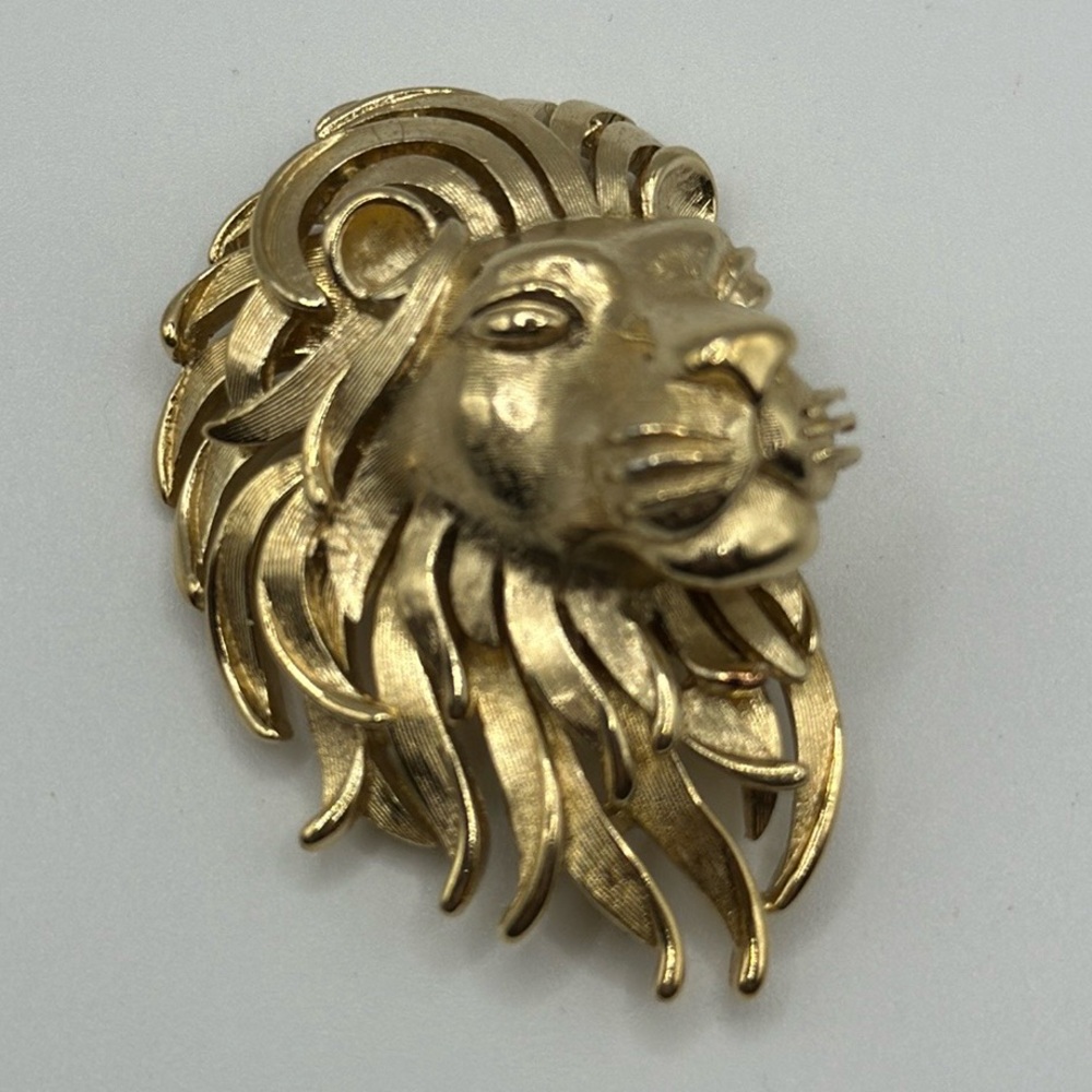 Vintage 1960s Signed Crown Trifari Lion Head Gold Tone Brooch Pin